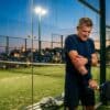 Padel: waarom je elleboog het eerst klaagt als je weer begint